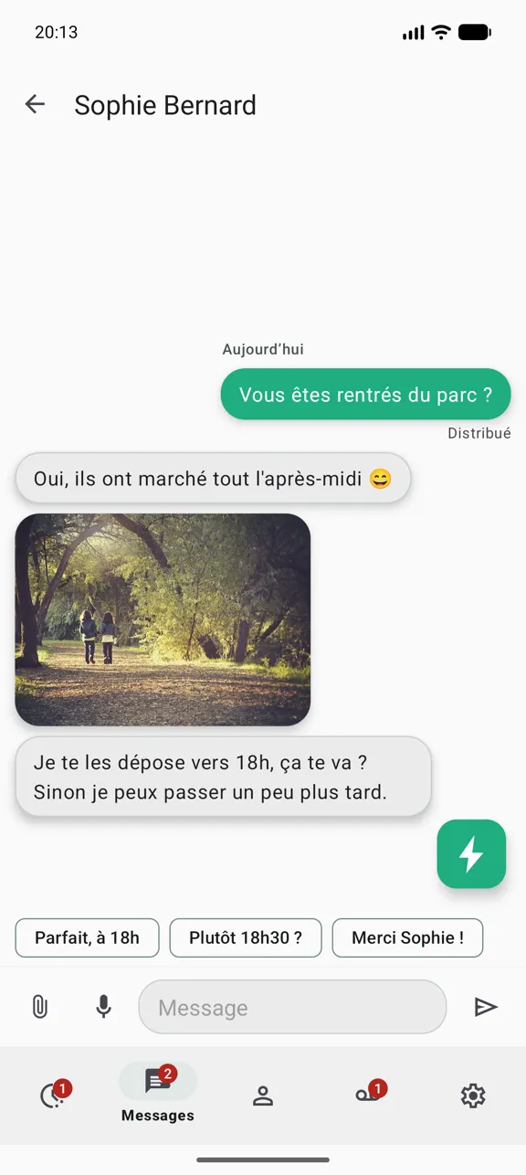 Conversation SMS avec une photo en pièce jointe et trois réponses suggérées par l'IA au-dessus du champ de saisie