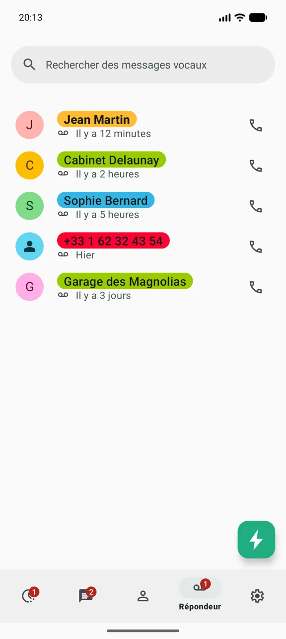 Liste des messages vocaux, chaque correspondant portant une étiquette de couleur selon sa catégorie